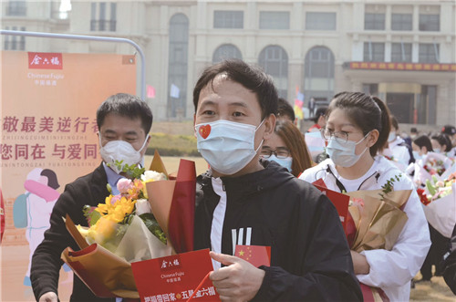 1590473850780963.jpg 医护人员领取礼品.jpg