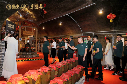 1599104358621535.jpg 4.嘉宾参观洞库.jpg